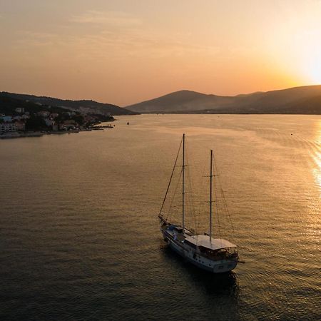 Apartments By The Sea Arbanija, Ciovo - 1085 Trogir Eksteriør billede